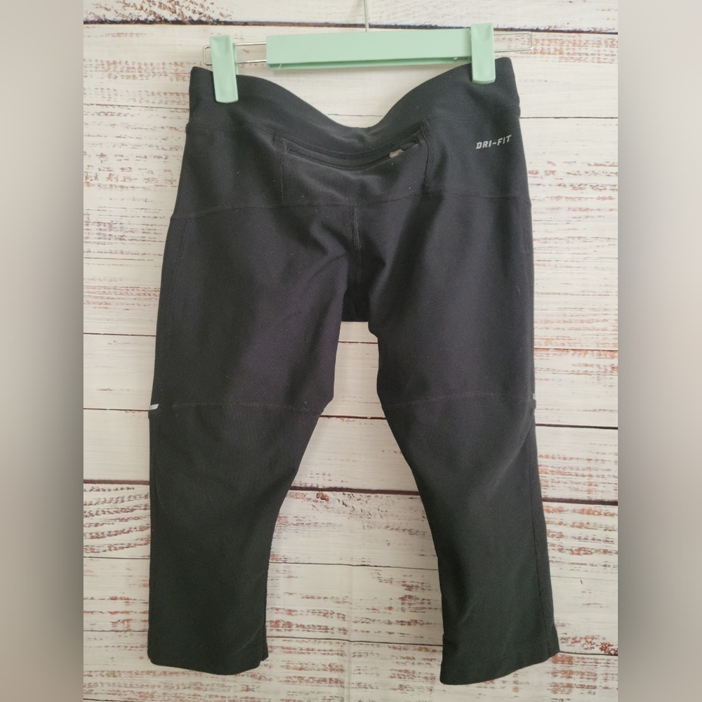 Nike XS capris with zip back waistband pocket - Picture 2 of 5
